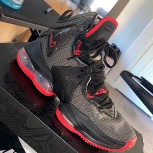 I’m selling these great basketball shoes, worn a few times in good condition.